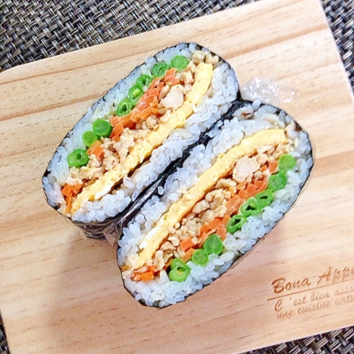 簡単 鶏そぼろの4色おにぎらず レシピ 作り方 By Cherry05 楽天レシピ 簡単 鶏そぼろの4色おにぎらず レシピ 作り方 By Cherry05 楽天レシピ